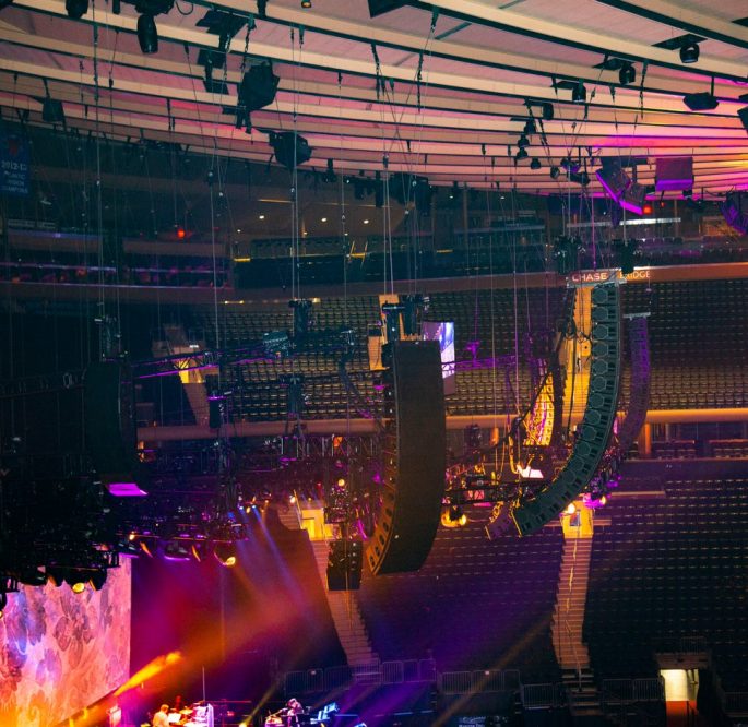 Tontechnik, welche an der Decke angebracht ist